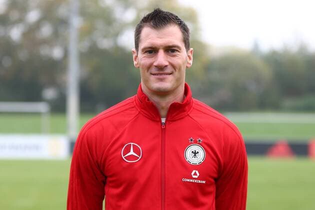 18.10,2017 xcex Mainz-Kastel, KFV-Stadion, Deutsche Frauen Nationalmannschaft (DFB), DFB Frauen Mannschaftsfoto und Training Frauenfußball-Nationalmannschaft Torwarttrainer Simon Panter (GER, DFB)