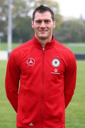 18.10,2017 xcex Mainz-Kastel, KFV-Stadion, Deutsche Frauen Nationalmannschaft (DFB), DFB Frauen Mannschaftsfoto und Training Frauenfußball-Nationalmannschaft Torwarttrainer Simon Panter (GER, DFB)
