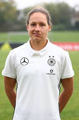 18.10,2017 xcex Mainz-Kastel, KFV-Stadion, Deutsche Frauen Nationalmannschaft (DFB), DFB Frauen Mannschaftsfoto und Training Frauenfußball-Nationalmannschaft Babett Peter ( 5, DFB)