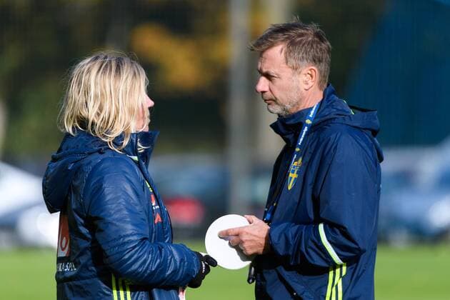 Fußball, Damen, WM-Quali, Schweden trainiert, Dänemark sagt Spiel ab 171018 Landslagschef Marika Domanski Lyfors och förbundskapten Peter Gerhardsson under en träning med det svenska damlandslaget i fotboll den 18 oktober 2017 i Göteborg.  Copyright: CARLxSANDIN BB171018CS002