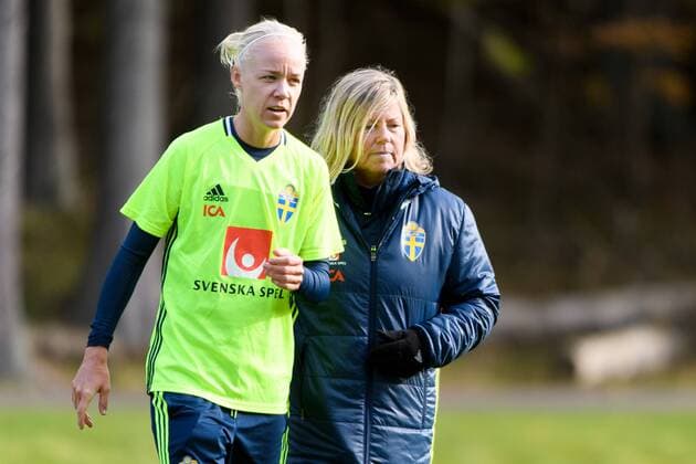 Fußball, Damen, WM-Quali, Schweden trainiert, Dänemark sagt Spiel ab 171018 Caroline Seger och landslagschef Marika Domanski Lyfors under en träning med det svenska damlandslaget i fotboll den 18 oktober 2017 i Göteborg.  Copyright: CARLxSANDIN BB171018CS003