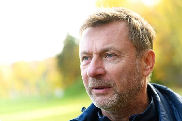 Fußball, Damen, WM-Quali, Schweden trainiert, Dänemark sagt Spiel ab 171018 Förbundskapten Peter Gerhardsson blir intervjuad efter en träning med det svenska damlandslaget i fotboll den 18 oktober 2017 i Göteborg.  Copyright: CARLxSANDIN BB171018CS010