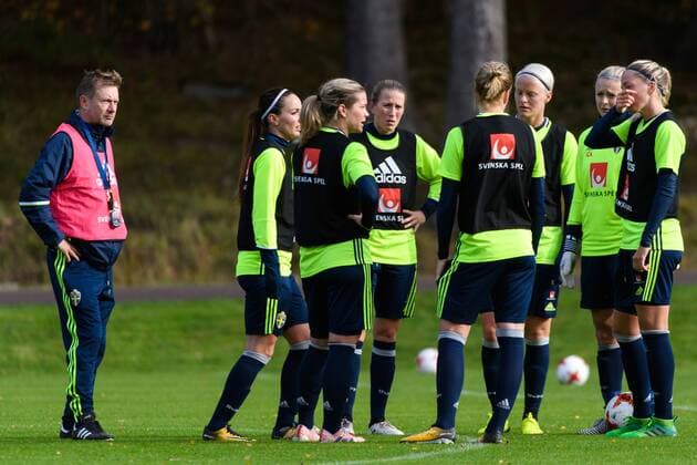 Fußball, Damen, WM-Quali, Schweden trainiert, Dänemark sagt Spiel ab 171018 Förbundskapten Peter Gerhardsson under en träning med det svenska damlandslaget i fotboll den 18 oktober 2017 i Göteborg.  Copyright: CARLxSANDIN BB171018CS017
