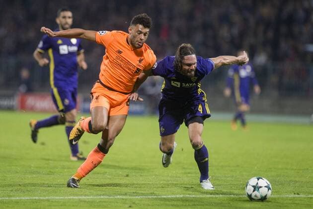 17.10.2017, Ljudski vrt, Maribor, SLO, UEFA CL, NK Maribor vs FC Liverpool, Gruppe E, im Bild Alex Oxlade-Chamberlain of Liverpool FC and Marko Suler of NK Maribor during the UEFA Champions League group E match between NK Maribor and FC Liverpool at the Ljudski vrt in Maribor, Slovenia on 2017 10 17. Maribor