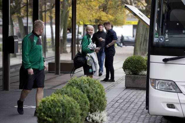 Fußball, Damen, Prämienstreit, Dänemark sagt WM-Qualifikationsspiel ab Pernille Harder forlader Scandic Hotel, inden kvindefodboldlandsholdet onsdag trÃ¦nede i DragÃ¸r. Fredagens kvindefodboldlandskamp mellem Danmark og Sverige i Göteborg er aflyst. Dansk Boldspil-Union (DBU) har meddelt Sveriges Fodboldforbund (SvFF), at man ikke kan stille med et hold pa fredag pa grund af den verserende konflikt mellem DBU og Spillerforeningen. Polfoto_72179564  Copyright: FinnxFrandsen