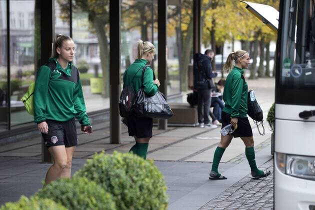 Fußball, Damen, Prämienstreit, Dänemark sagt WM-Qualifikationsspiel ab Spillerne forlader Scandic Hotel, inden kvindefodboldlandsholdet onsdag trÃ¦nede i DragÃ¸r. Fredagens kvindefodboldlandskamp mellem Danmark og Sverige i Göteborg er aflyst. Dansk Boldspil-Union (DBU) har meddelt Sveriges Fodboldforbund (SvFF), at man ikke kan stille med et hold pa fredag pa grund af den verserende konflikt mellem DBU og Spillerforeningen. Polfoto_72179566  Copyright: FinnxFrandsen