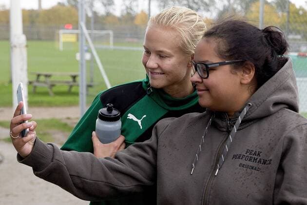 Fußball, Damen, Prämienstreit, Dänemark sagt WM-Qualifikationsspiel ab Pernille Harder havde tid til en selfie med en fan, efter kvindefodboldlandsholdet onsdag trÃ¦nede i DragÃ¸r. Fredagens kvindefodboldlandskamp mellem Danmark og Sverige i Göteborg er aflyst. Dansk Boldspil-Union (DBU) har meddelt Sveriges Fodboldforbund (SvFF), at man ikke kan stille med et hold pa fredag pa grund af den verserende konflikt mellem DBU og Spillerforeningen. Polfoto_72179603  Copyright: FinnxFrandsen