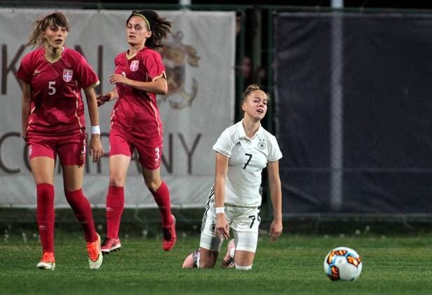 18.10.2017 Belgrade Serbia-Germany U19-Under 19 International Friendly Länderspiel match men s football Giulia Gwinn(r) Germany during lost match beside Milijana Smiljkovic(L),Milica Stevanovic(2L) Serbia : 