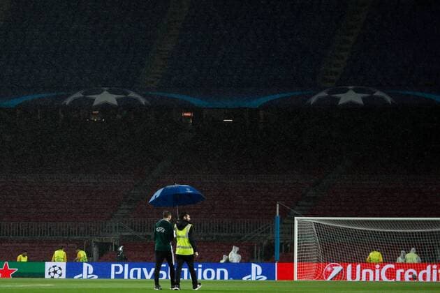 FuÃŸball, CL, Regen in Barcelona 18th October 2017, Camp Nou, Barcelona, Spain; UEFA Champions League, FC Barcelona Barca versus Olympiacos; UEFA delegation inspects the pitch during the hard rain in Barcelona Stadium before the game  ActionPlus11941242
