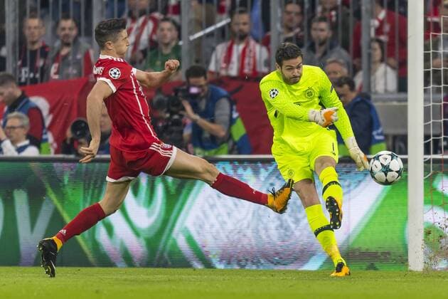 GER, UEFA CL, FC Bayern Muenchen (GER) vs Celtic Glasgow (GB) 18.10.2017, Allianz Arena, Muenchen, GER, UEFA CL, FC Bayern Muenchen (GER) vs Celtic Glasgow (GB), Gruppe B, im Bild Robert Lewandowski (FCB 9) im kampf mit Craig Gordon (Glasgow 1)