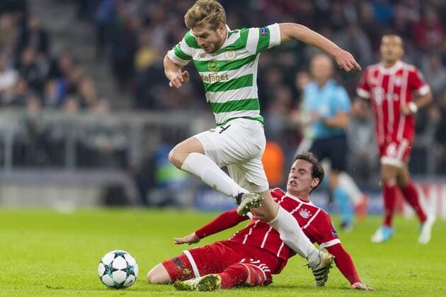 GER, UEFA CL, FC Bayern Muenchen (GER) vs Celtic Glasgow (GB) 18.10.2017, Allianz Arena, Muenchen, GER, UEFA CL, FC Bayern Muenchen (GER) vs Celtic Glasgow (GB), Gruppe B, im Bild Sebastian Rudy (FCB 19) verliert den kampf gegen Stuart Armstrong (Glasgow 14)