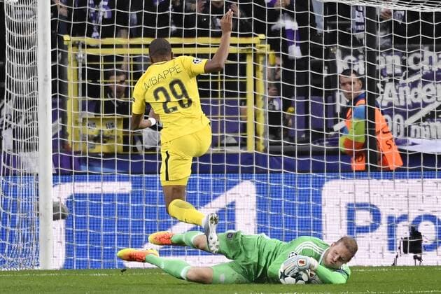 PSG s Kylian Mbappe and Anderlecht s goalkeeper Matz Sels pictured during a third game (out of 6) in the group stage (Group B) of the UEFA Champions League competition between Belgian soccer team RSC Anderlecht and French club PSG Paris Saint-Germain, Wednesday 18 October 2017 in Brussels. DIRKxWAEM  x05185348x