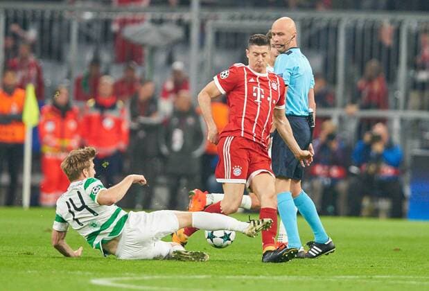Robert LEWANDOWSKI, FCB 9 Zweikampf , Aktion um den Ball gegen Stuart ARMSTRONG, Glasgow 14 FC BAYERN MUENCHEN - CELTIC GLASGOW Gruppenphase Hinspiel, Fussball UEFA Champions League, Muenchen, 18.10.2017 CL Saison 2017 2018