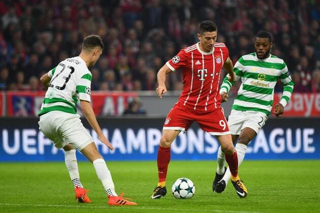 18.10.2017, xjhx, Fussball Champions League, FC Bayern Muenchen - Celtic Glasgow, emspor, v.l. Mikael Lustig (Celtic FC), Robert Lewandowski (FCB - FC Bayern Muenchen), Olivier Ntcham (Celtic FC) Muenchen