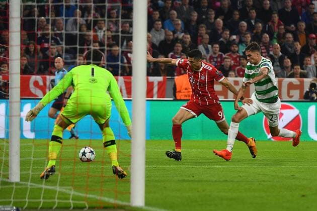 18.10.2017, xjhx, Fussball Champions League, FC Bayern Muenchen - Celtic Glasgow, emspor, v.l. Craig Gordon (Celtic FC), Robert Lewandowski (FCB - FC Bayern Muenchen), Mikael Lustig (Celtic FC) Foul im Strafraum Muenchen