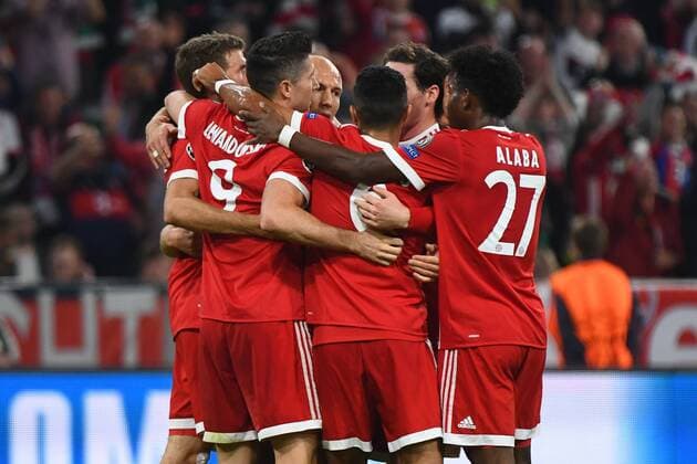 18.10.2017, xjhx, Fussball Champions League, FC Bayern Muenchen - Celtic Glasgow, emspor, v.l. Torjubel, Goal celebration, celebrate the goal zum 1:0 durch Thomas Mueller (FCB - FC Bayern Muenchen) Muenchen