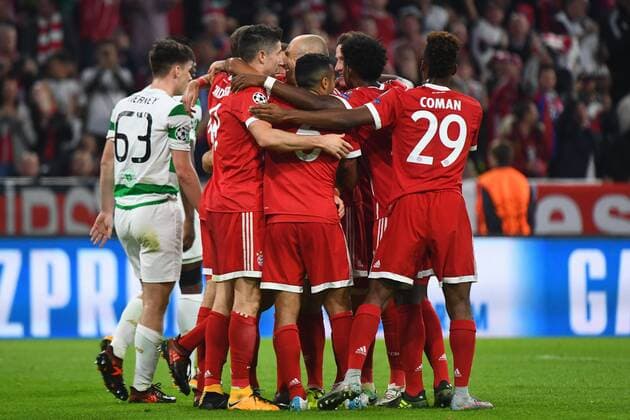 18.10.2017, xjhx, Fussball Champions League, FC Bayern Muenchen - Celtic Glasgow, emspor, v.l. Torjubel, Goal celebration, celebrate the goal zum 1:0 durch Thomas Mueller (FCB - FC Bayern Muenchen) Muenchen