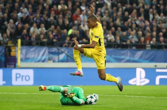 Anderlecht s goalkeeper Matz Sels and PSG s Kylian Mbappe fight for the ball during a third game (out of 6) in the group stage (Group B) of the UEFA Champions League competition between Belgian soccer team RSC Anderlecht and French club PSG Paris Saint-Germain, Wednesday 18 October 2017 in Brussels. VIRGINIExLEFOUR  x05185377x