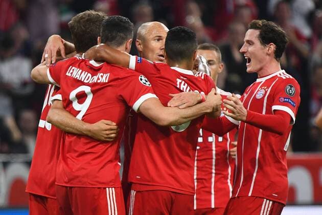 18.10.2017, xjhx, Fussball Champions League, FC Bayern Muenchen - Celtic Glasgow, emspor, v.l. Torjubel, Goal celebration, celebrate the goal zum 1:0 durch Thomas Mueller (FCB - FC Bayern Muenchen) Muenchen