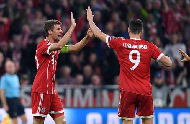 FUSSBALL CHAMPIONS LEAGUE SAISON 2017 2018 GRUPPENPHASE FC Bayern Muenchen - Celtic Glasgow 18.10.2017 Torjubel nach dem 1:0: Thomas Mueller (li) und Robert Lewandowski (re, beide FC Bayern Muenchen) Muenchen