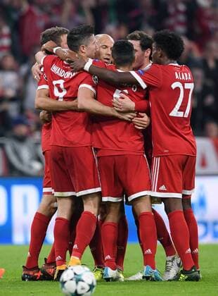 FUSSBALL CHAMPIONS LEAGUE SAISON 2017 2018 GRUPPENPHASE FC Bayern Muenchen - Celtic Glasgow 18.10.2017 Torjubel nach dem 1:0: um Arjen Robben (Mitte, alle FC Bayern Muenchen) Muenchen
