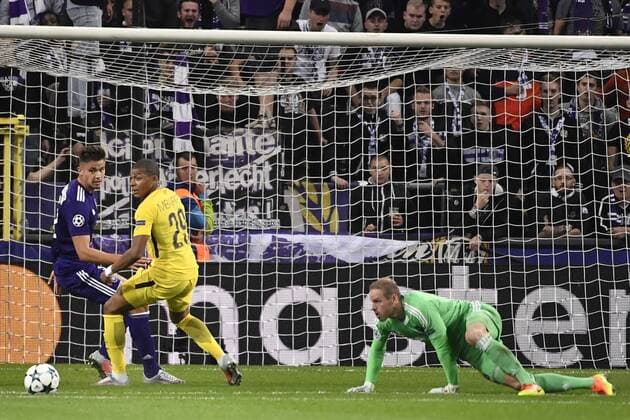 Anderlecht s Leander Dendoncker, PSG s Kylian Mbappe and Anderlecht s goalkeeper Matz Sels pictured during a third game (out of 6) in the group stage (Group B) of the UEFA Champions League competition between Belgian soccer team RSC Anderlecht and French club PSG Paris Saint-Germain, Wednesday 18 October 2017 in Brussels. DIRKxWAEM  x05185396x