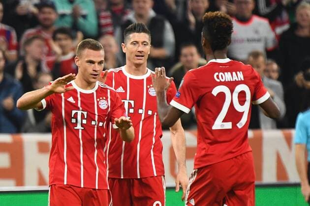 18.10.2017, xjhx, Fussball Champions League, FC Bayern Muenchen - Celtic Glasgow, emspor, v.l. Torjubel, Goal celebration, celebrate the goal zum 2:0 durch Joshua Kimmich (FCB - FC Bayern Muenchen) mit der Mannschaft Muenchen