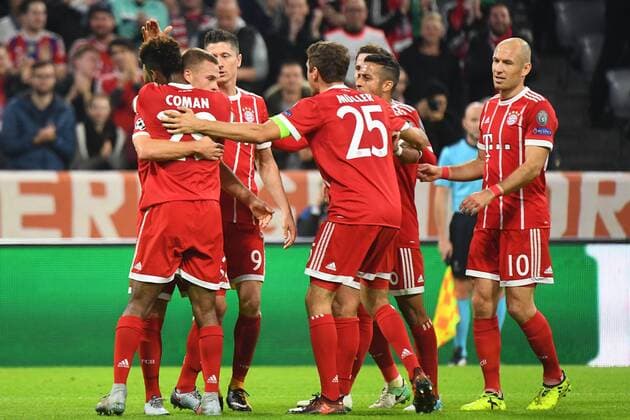 18.10.2017, xjhx, Fussball Champions League, FC Bayern Muenchen - Celtic Glasgow, emspor, v.l. Torjubel, Goal celebration, celebrate the goal zum 2:0 durch Joshua Kimmich (FCB - FC Bayern Muenchen) mit der Mannschaft Muenchen