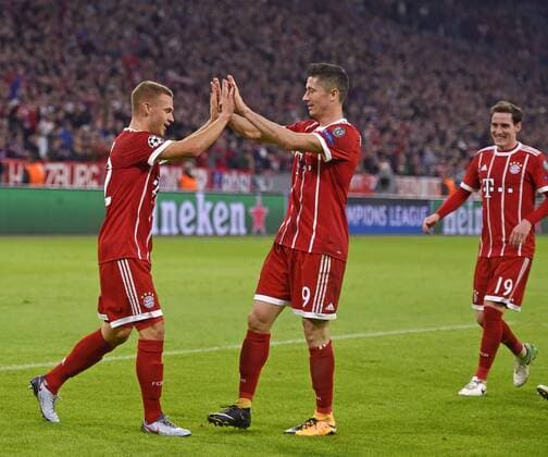 18.10.2017, Fussball UEFA Champions League 2017 2018, Gruppenphase, 3.Spieltag, FC Bayern München - Celtic Glasgow, in der Allianz-Arena München, Torjubel Joshua Kimmich (li, FC Bayern München) mit Robert Lewandowski (FC Bayern München).