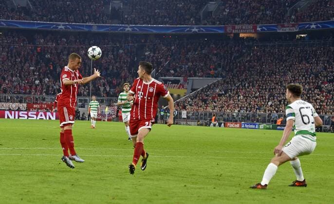 18.10.2017, Fussball UEFA Champions League 2017 2018, Gruppenphase, 3.Spieltag, FC Bayern München - Celtic Glasgow, in der Allianz-Arena München, Kopfballtor durch Joshua Kimmich (li, FC Bayern München) zum 2:0.