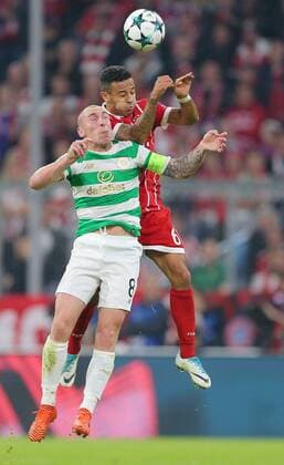 SOCCER - UEFA CL, Bayern vs Celtic MUNICH,GERMANY,18.OCT.17 - SOCCER - UEFA Champions League, FC Bayern Muenchen vs Celtic FC Glasgow. Image shows Scott Brown (Glasgow) and Thiago Alcantara (Bayern). GEPAxpictures xThomasxBachun