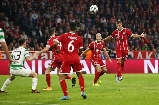 Kieran Tierney, Thiago, Joshua Kimmich Kopfballtor zum 2:0 Fußball Fussball UEFA CL Championsleague Herren Saison 2017 2018 18.10.2017 FC Bayern München FCB vs. Celtic Glasgow