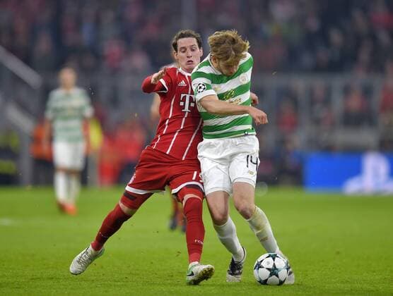 18.10.2017, Fussball UEFA Champions League 2017 2018, Gruppenphase, 3.Spieltag, FC Bayern München - Celtic Glasgow, in der Allianz-Arena München, v.l. Sebastian Rudy (FC Bayern München) gegen Stuart Armstrong (Celtic Glasgow)