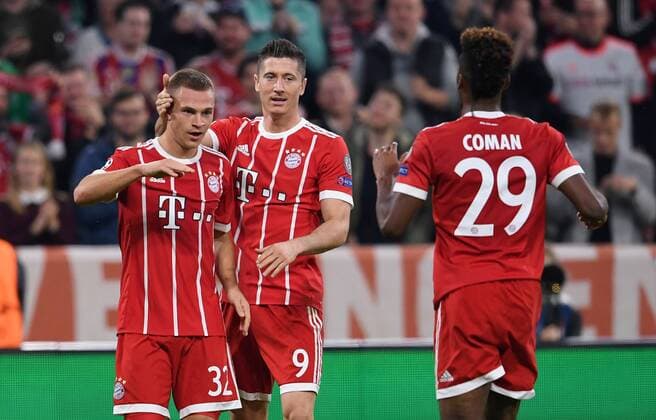 FUSSBALL CHAMPIONS LEAGUE SAISON 2017 2018 GRUPPENPHASE FC Bayern Muenchen - Celtic Glasgow 18.10.2017 Torjubel nach dem 2:0: Torschuetze Joshua Kimmich, Robert Lewandowski und Kingsley Coman (v.l., alle FC Bayern Muenchen) Muenchen