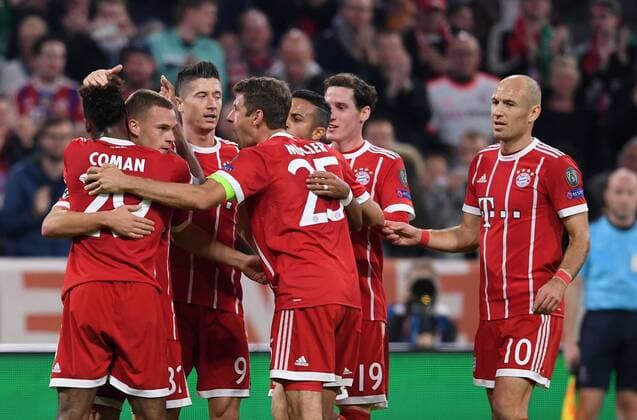 FUSSBALL CHAMPIONS LEAGUE SAISON 2017 2018 GRUPPENPHASE FC Bayern Muenchen - Celtic Glasgow 18.10.2017 Torjubel nach dem 2:0 um den Torschuetzen Joshua Kimmich (2.v.l.) Muenchen