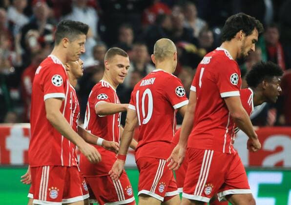 20171018, CL, FC Bayern vs Celtic Glasgow, Allianz Arena Muenchen, Fussball, im Bild: Joshua Kimmich (FCB) jubelt zum 2:0 mit Arjen Robben (FCB)