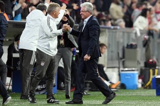 Fußball - Champions League - 03. Spieltag FC Bayern München - Celtic Glasgow am 18.10.2017 in der Allianz Arena in München Trainer Jupp Heynckes (Muenchen) jubelt mit Co-Trainer Hermann Gerland (Muenchen).