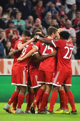 18.10.2017, xjhx, Fussball Champions League, FC Bayern Muenchen - Celtic Glasgow, emspor, v.l. Torjubel, Goal celebration, celebrate the goal zum 2:0 durch Joshua Kimmich (FCB - FC Bayern Muenchen) mit der Mannschaft Muenchen