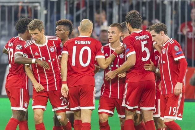 GER, UEFA CL, FC Bayern Muenchen (GER) vs Celtic Glasgow (GB) 18.10.2017, Allianz Arena, Muenchen, GER, UEFA CL, FC Bayern Muenchen (GER) vs Celtic Glasgow (GB), Gruppe B, im Bild Jubel nach dem Tor zum 2-0 durch Joshua Kimmich (FCB 32) mit Mats Hummels (FCB 5) Arjen Robben (FCB 10) Thomas Mueller (FCB 25) Sebastian Rudy (FCB 19) Robert Lewandowski (FCB 9)
