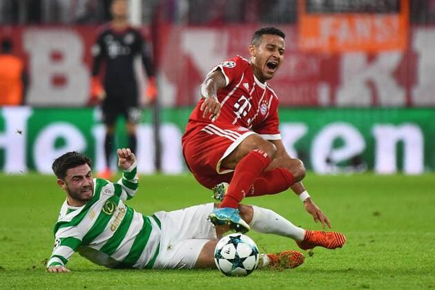 18.10.2017, xjhx, Fussball Champions League, FC Bayern Muenchen - Celtic Glasgow, emspor, v.l. Patrick Roberts (Celtic FC), Thiago (FCB - FC Bayern Muenchen) Muenchen