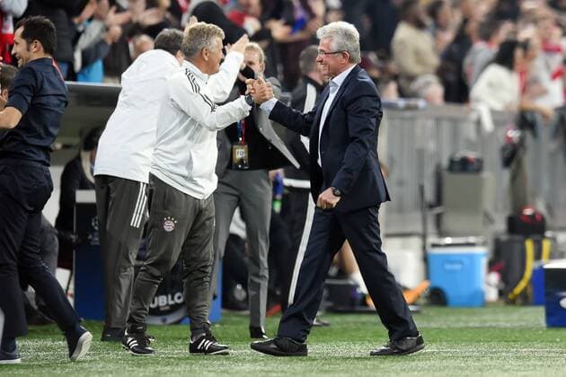 Bilder des Tages - SPORT Fußball - Champions League - 03. Spieltag FC Bayern München - Celtic Glasgow am 18.10.2017 in der Allianz Arena in München Trainer Jupp Heynckes (Muenchen) jubelt mit Co-Trainer Hermann Gerland (Muenchen).