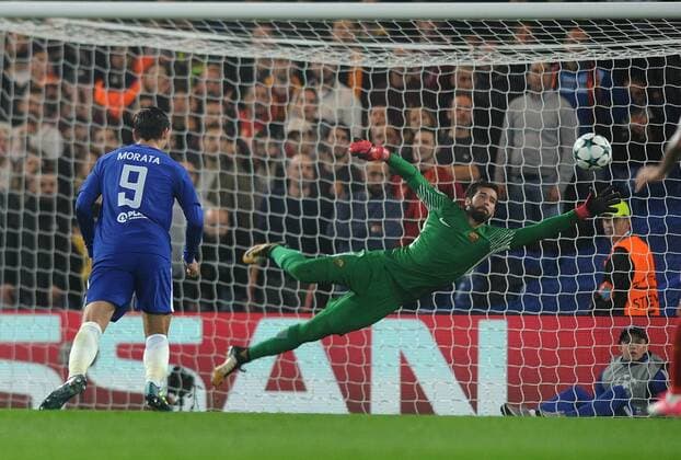 Football - 2017 2018 UEFA Champions League - Group C: Chelsea vs. A.S. Roma David Liuz of Chelsea scores his goal from long range past goalkeeper Alisson Becker at Stamford Bridge. COLORSPORT ANDREW COWIE 