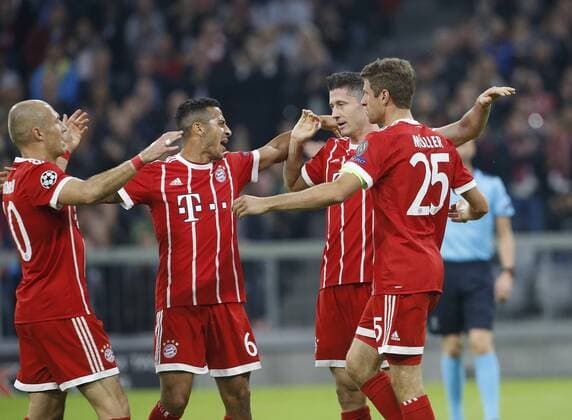 Torjubel 1:0 München, V.li. Arjen Robben (Bayern) , Thiago (Bayern) , Robert Lewandowski (Bayern) , Torschüte Thomas Müller (Bayern) . FC Bayern München-Celtic Glasgow . München, GER, 18.10.2017, Fussball-Champions League 2017 2018 .