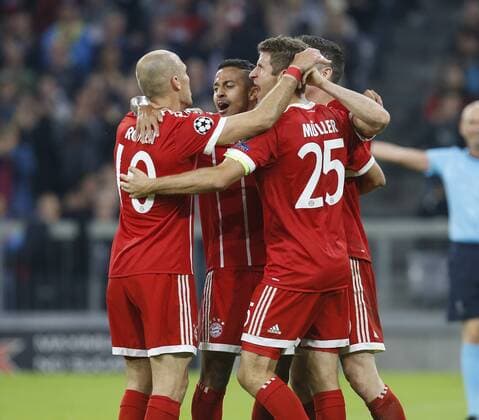 Torjubel 1:0 München, V.li. Arjen Robben (Bayern) , Thiago (Bayern) , Torschüte Thomas Müller (Bayern) . FC Bayern München-Celtic Glasgow . München, GER, 18.10.2017, Fussball-Champions League 2017 2018 .