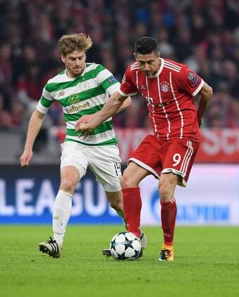 FUSSBALL CHAMPIONS LEAGUE SAISON 2017 2018 GRUPPENPHASE FC Bayern Muenchen - Celtic Glasgow 18.10.2017 Stuart Armstrong (li, Celtic) gegen Robert Lewandowski (re, FC Bayern Muenchen) Muenchen