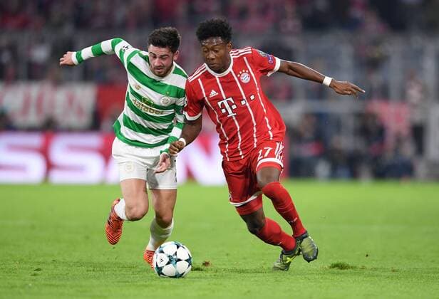 FUSSBALL CHAMPIONS LEAGUE SAISON 2017 2018 GRUPPENPHASE FC Bayern Muenchen - Celtic Glasgow 18.10.2017 Patrick Roberts (li, Celtic) gegen David Alaba (re, FC Bayern Muenchen) Muenchen