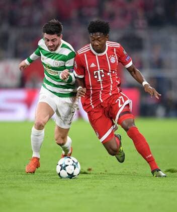 FUSSBALL CHAMPIONS LEAGUE SAISON 2017 2018 GRUPPENPHASE FC Bayern Muenchen - Celtic Glasgow 18.10.2017 Patrick Roberts (li, Celtic) gegen David Alaba (re, FC Bayern Muenchen) Muenchen
