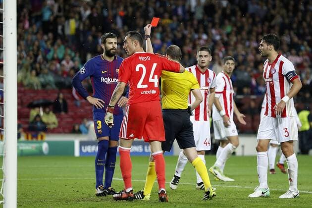 (L-R) Gerard Pique of FC Barcelona Barca goalkeeper Silvio Proto of Olympiacos, referee William Collum, Sasa Zdjelar of Olympiacos, Alberto Botia of Olympiacos during the UEFA Champions League group D match between FC Barcelona and Olympiacos on October 18, 2017 at the Camp Nou stadium in Barcelona, Spain. UEFA Champions League 2017 2018 xVIxVIxImagesx xMauricexvanxSteenxIVx 9048016