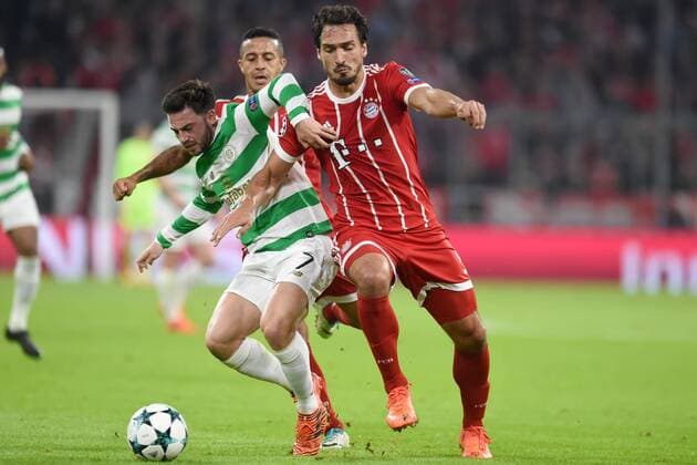Fußball - Champions League - 03. Spieltag FC Bayern München - Celtic Glasgow am 18.10.2017 in der Allianz Arena in München Patrick Roberts (Celtic FC) im Zweikampf gegen Mats Hummels (Muenchen).