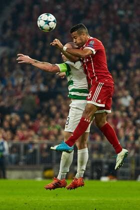 Muenchen, Deutschland 17.10.2017, UEFA Champions League - 2017 18 Season, Gruppenphase - Gruppe B - 3. Spieltag, FC Bayern Muenchen - Celtic Glasgow , Kopfballduell zwischen Scott Brown (Celtic) und Thiago (FCB) v.l. ( DeFodi501
